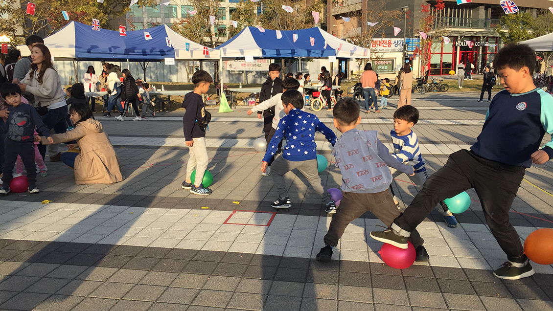 △(사진7) 돼지밟기를 하는 아이들©.김유진